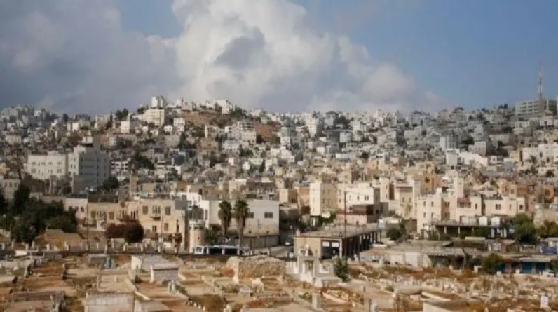 نجيب ساويرس مدافعًا عن محمد رمضان: ده اتصوَّر مع مُزَّة إسرائيلية.. معقول هيقولها وريني باسبورك؟