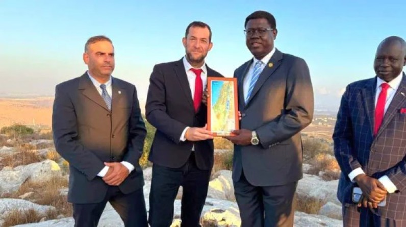 وزير خارجية جنوب السودان يعلن من مستوطنات الضفة الغربية دعم بلاده للإحتلال الإسرائيلي
