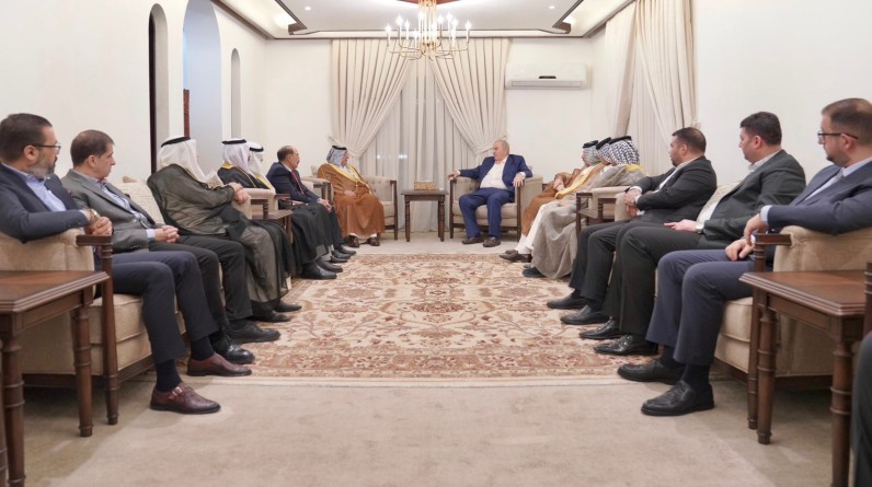 تعزيز الحوار الوطني.. د. إياد علاوي وشيوخ العشائر يتفقون على مواجهة التحديات السياسية والاقتصادية