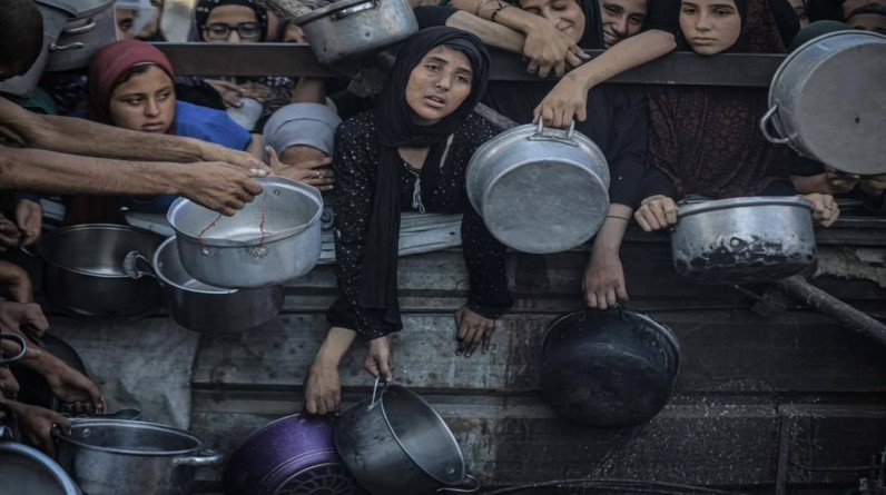 اسماعيل جمعه الريماوي يكتب: غزة تموت جوعًا وتحت القصف... والسلطة ترقص على أنقاض التسوية