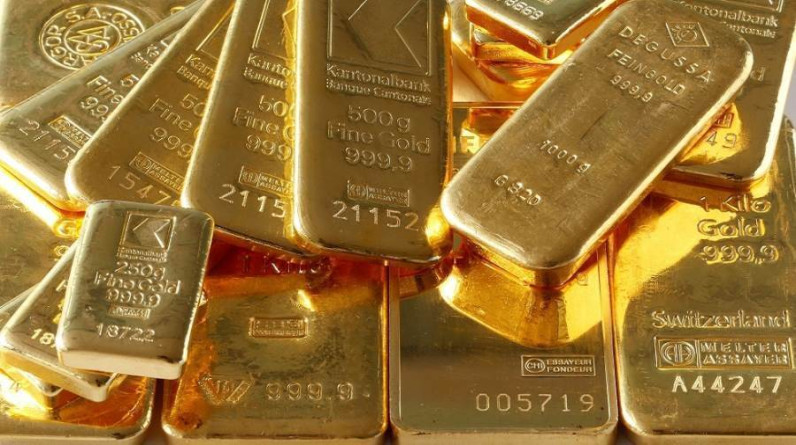 الذهب بلا مكاسب كبيرة.. والدولار يرتفع بعد تصريحات رئيس "الاحتياطي الفيدرالي"