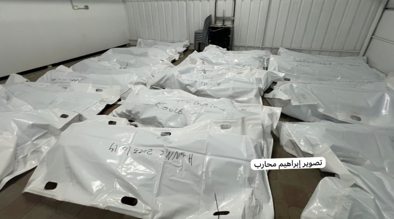 الأدلة الجنائية في غزة تكشف هويات 99 شهيدًا فقط من أصل 330 مستردّين من الاحتلال
