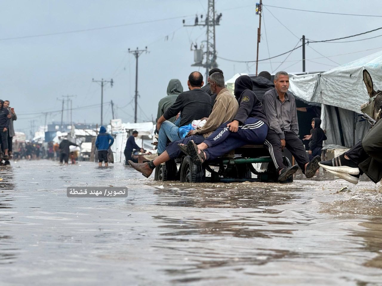 المنخفض الجوي يدمر مخيمات النازحين في غزة.. 22 ألف خيمة متضررة و288 ألف بلا حماية