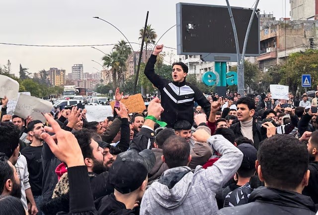 قوات الأمن السورية تطلق النار لتفريق احتجاجين متنافسين في اللاذقية