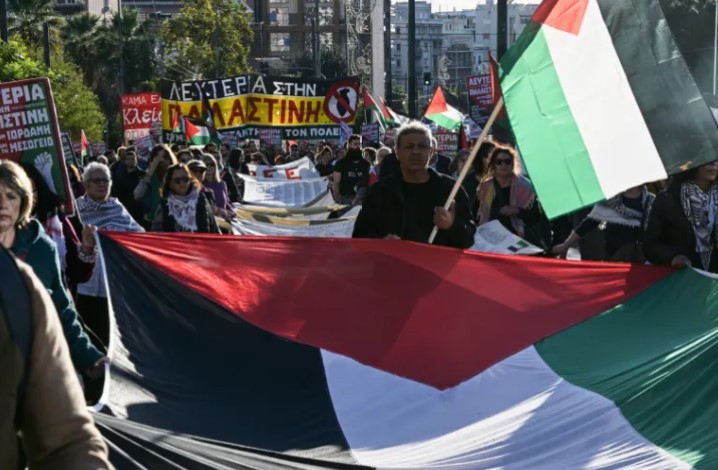 العالم لازال يتضامن.. متظاهرون بأثينا يطالبون بـ حل حر وعادل للفلسطينيين