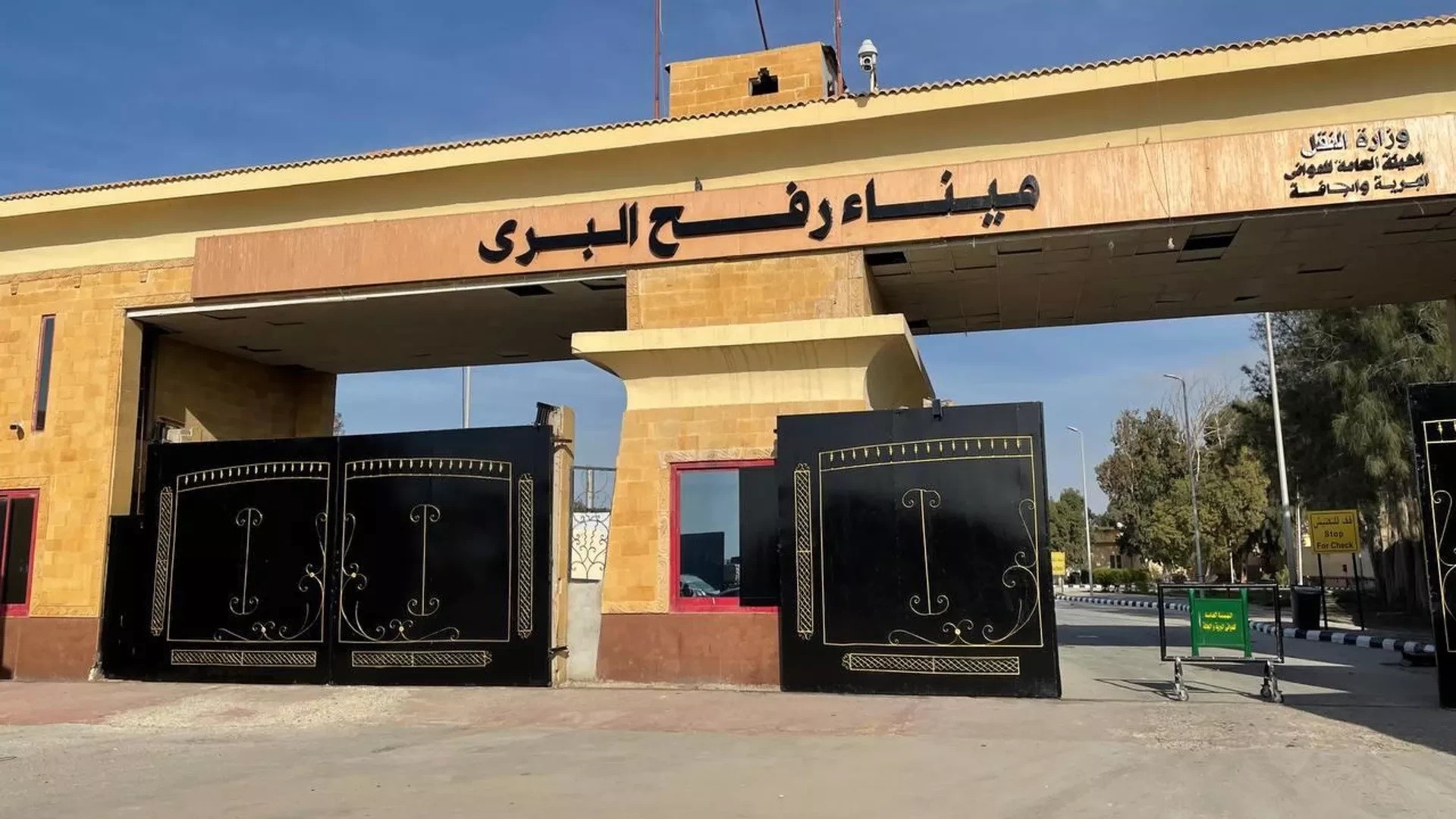 مصدر مصري ينفي فتح معبر رفح قريبًا ويؤكد الالتزام بخطة ترامب