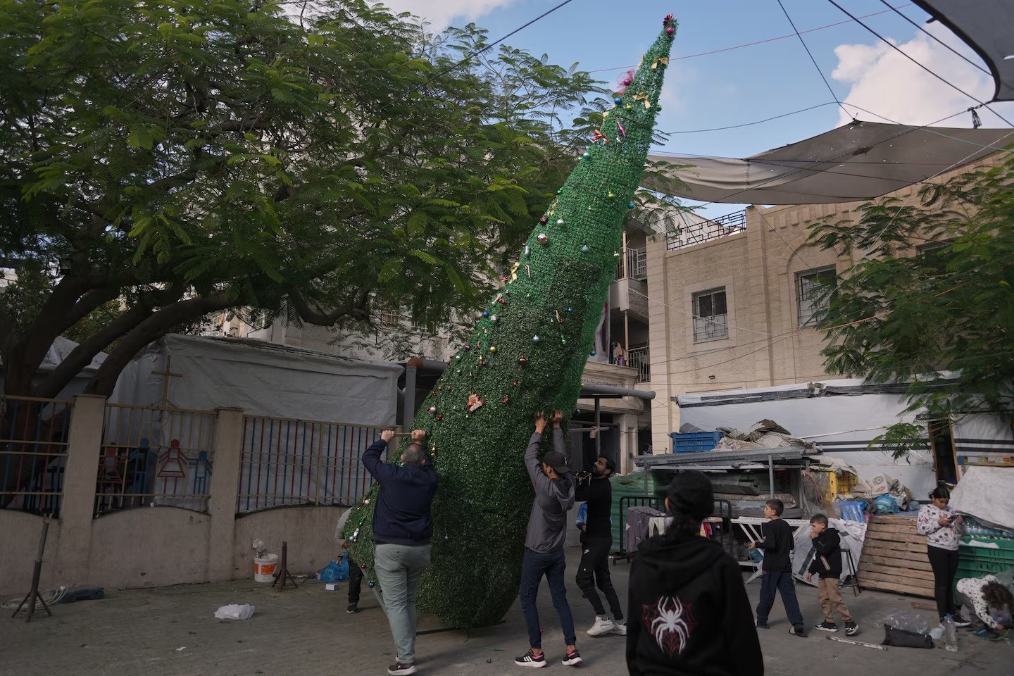 للمرة الأولى منذ ثلاث سنوات، احتفل المسيحيون من سكان غزة بعيد الميلاد، رغم الخروقات الإسرائيلية المتواصلة لوقف إطلاق النار (جهاد الشرفي - أسوشيتد برس)