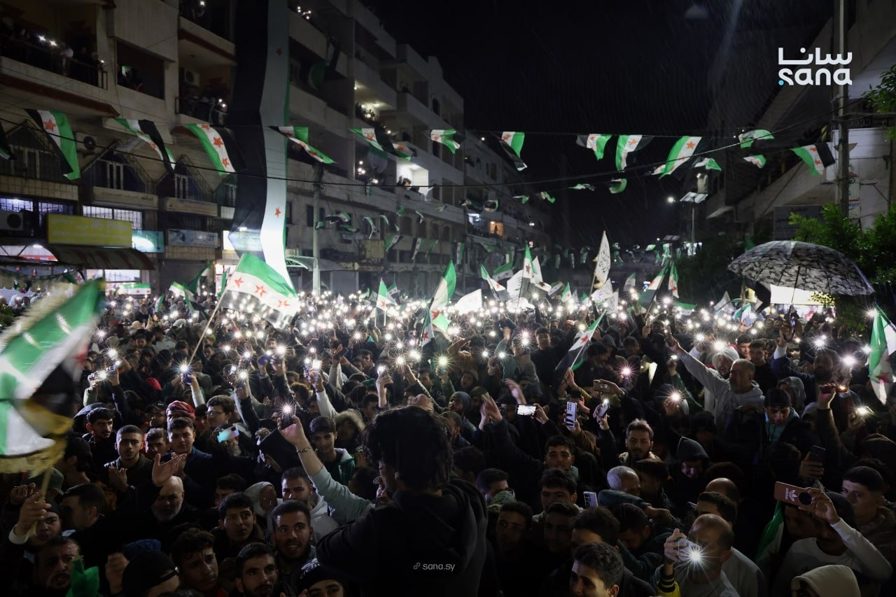 الإعلام العبري واحتفالات "تحرير سوريا": قراءة في المخاوف الإسرائيلية