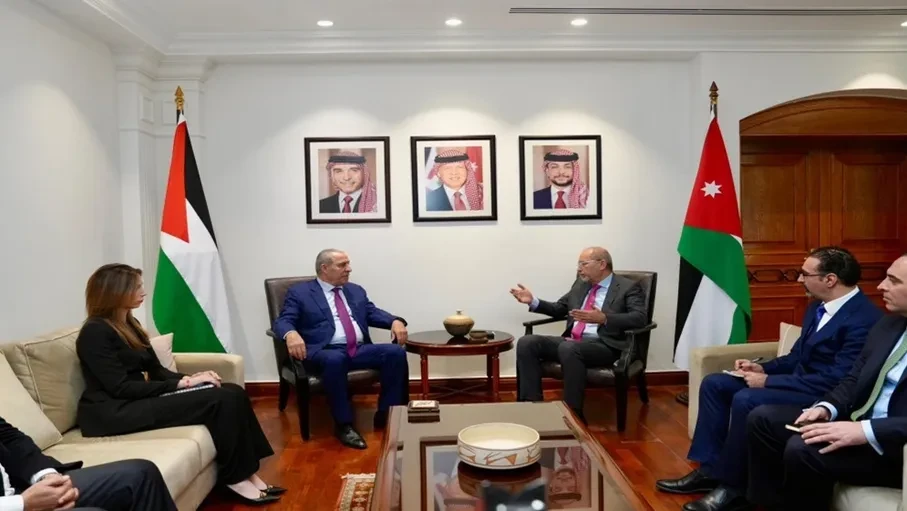 تفاصيل لقاء أيمن الصفدي وحسين الشيخ: عمّان ورام الله في سباق وقف الانفجار