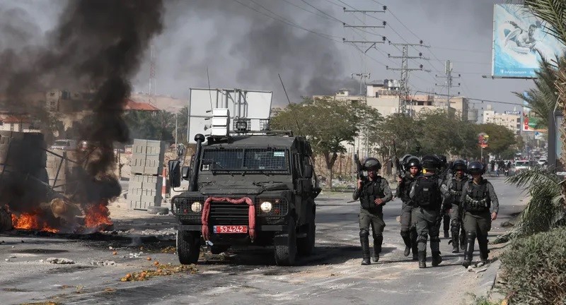 اندلاع مواجهات بين شبان فلسطينيين والاحتلال في الضفة.. تداعيات التصعيد على الاستقرار الإقليمي