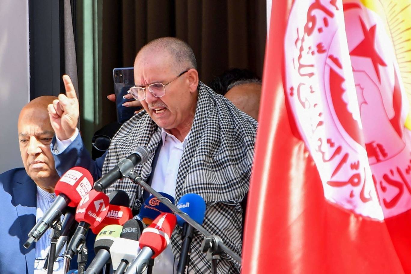 عمال تونس ينتفضون لرفض القمع والاستبداد والمطالبة باحترام العمل النقابي