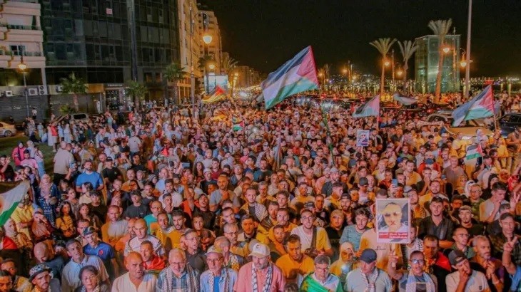 آلاف المغاربة يخرجون في طنجة ضد التطبيع.. رسالة عربية تتجاوز الداخل
