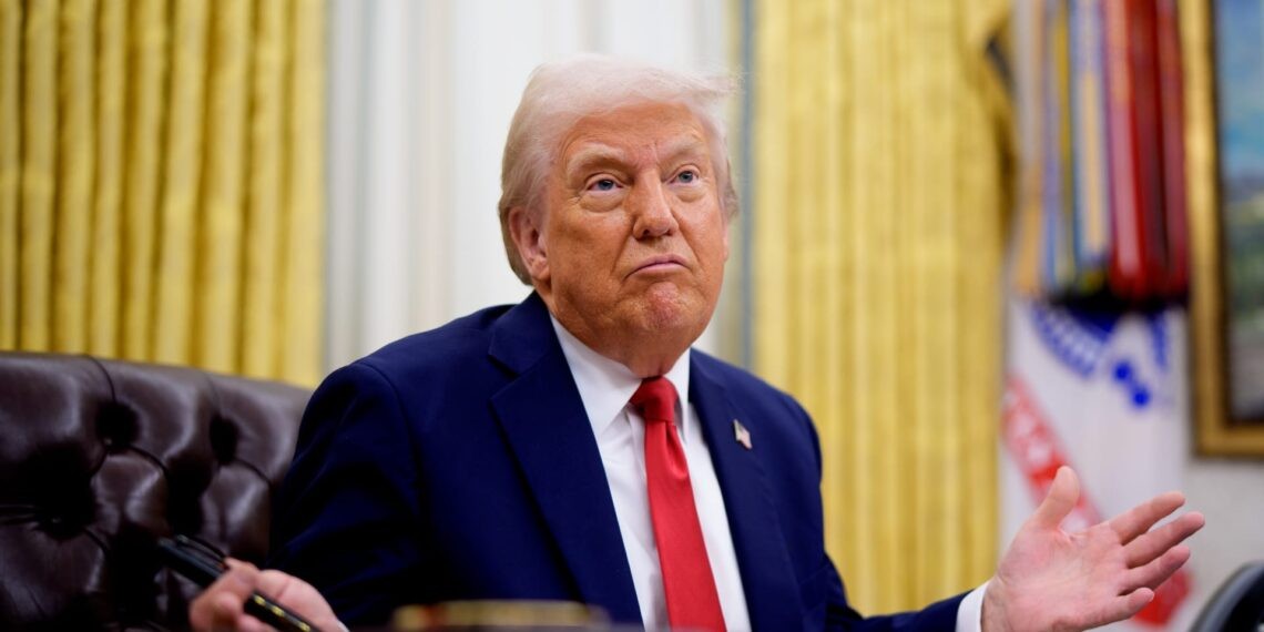 ترامب ينهي مهام 30 دبلوماسيا عينهم "بايدن" ويرفع شعار أمريكا أولا