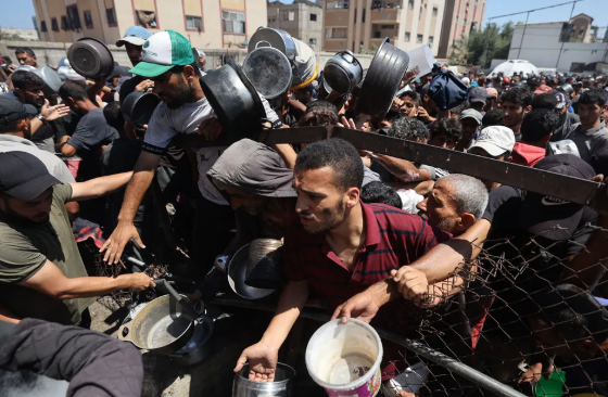 إلى أين يختفي طالِبو المساعدات في غزة… وما الذي تكشفه تحقيقات CNN عن قبور زيكيم؟