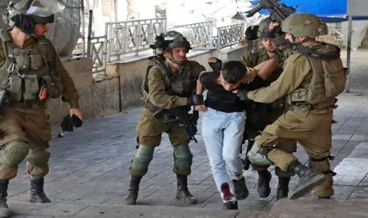 الاحتلال يعتقل أربع فلسطينيين ويحمي اعتداءات المستوطنين في منطقة المالح