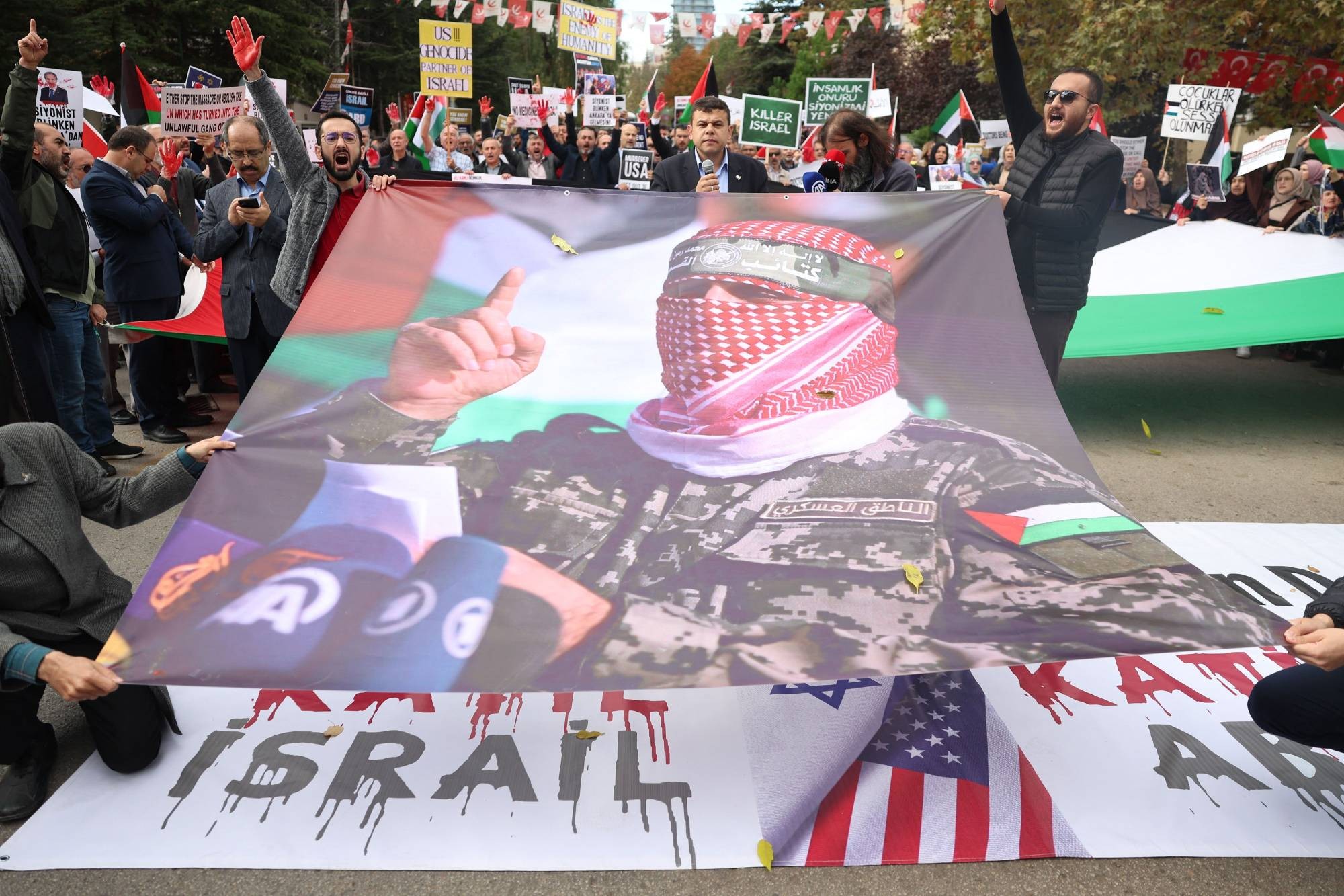 متظاهرون أتراك يحملون صورة «أبو عبيدة» خلال زيارة وزير الخارجية الأميركي السابق أنتوني بلينكن لأنقرة في نوفمبر 2023 (أ.ف.ب).jpeg