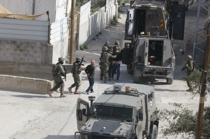 حملة اعتقالات واسعة في الضفة الغربية: الاحتلال يعتقل 40 فلسطينياً