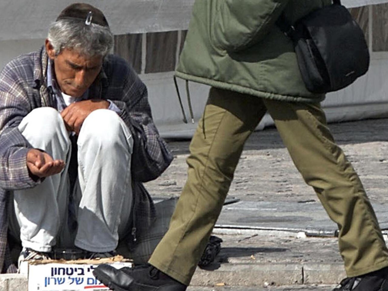 انقلب السحر.. تقرير عبري: 25% من العائلات الإسرائيلية يعانون الفقر وانعدام الأمن الغذائي منذ عامين
