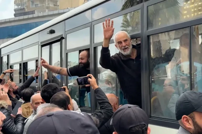 سوريا: الإفراج عن 70 عسكريا من نظام الأسد في اللاذقية كدفعة أولى