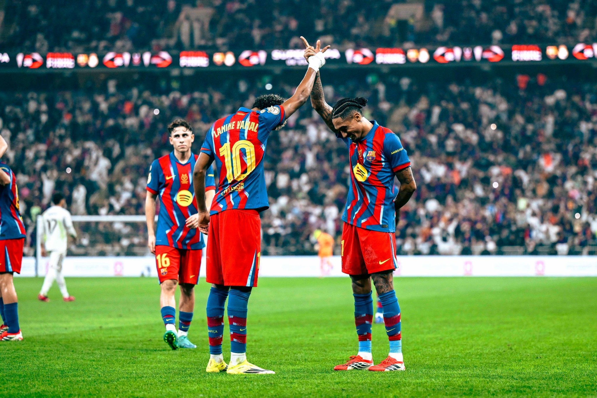 رافينيا ولامين يامال لاعبا برشلونة يحتفلان في مباراة السوبر أمام ريال مدريد