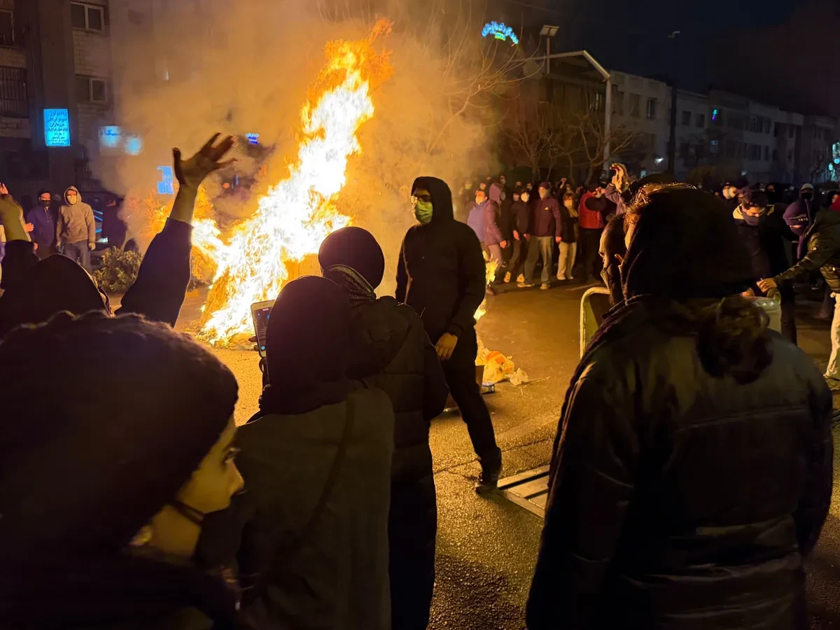 احتجاجات مُدارة أم ثورة مؤجلة؟ كيف تُسَوِّق إسرائيل وهم الانفجار الإيراني