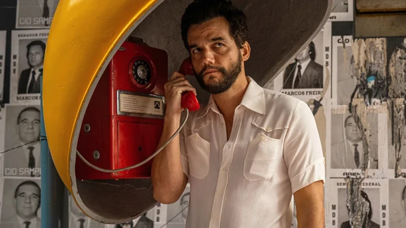في فيلم O Agente Secreto (العميل السري)، يلعب فاغنر مورا دور مارسيلو، وهو أستاذ أرمل يحاول الفرار من البرازيل مع ابنه خلال فترة الديكتاتورية العسكرية.