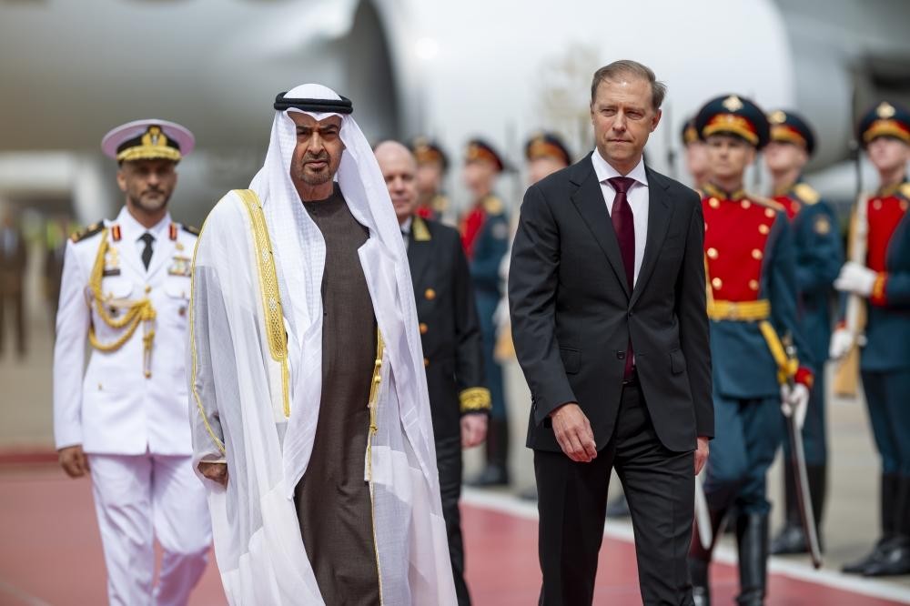 محمد بن زايد في موسكو: دبلوماسية التوازن الإماراتية في قلب التحولات الدولية