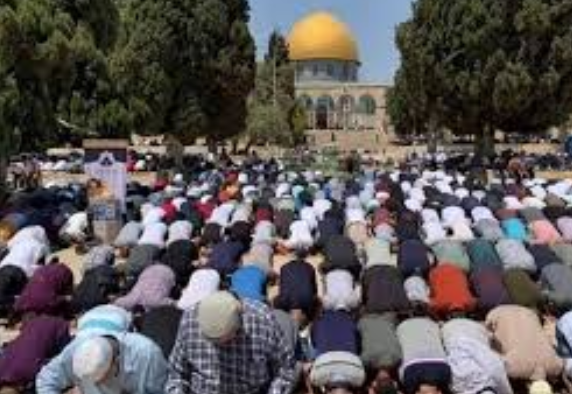 عشرات الآلاف يؤدون صلاة الجمعة في الأقصى رغم حصار الاحتلال: صمود يتحدى التهويد