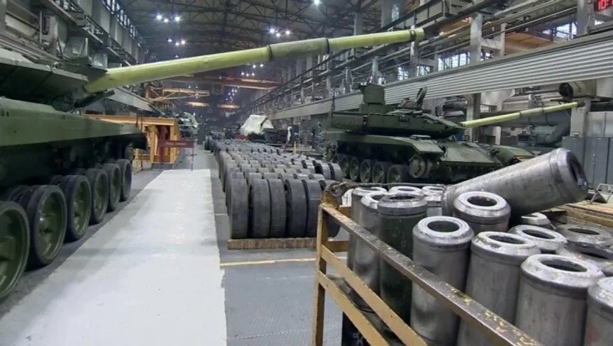 روسيا تعيد تشكيل قوتها المدرعة: دبابات T-90M في قلب التحول العسكري