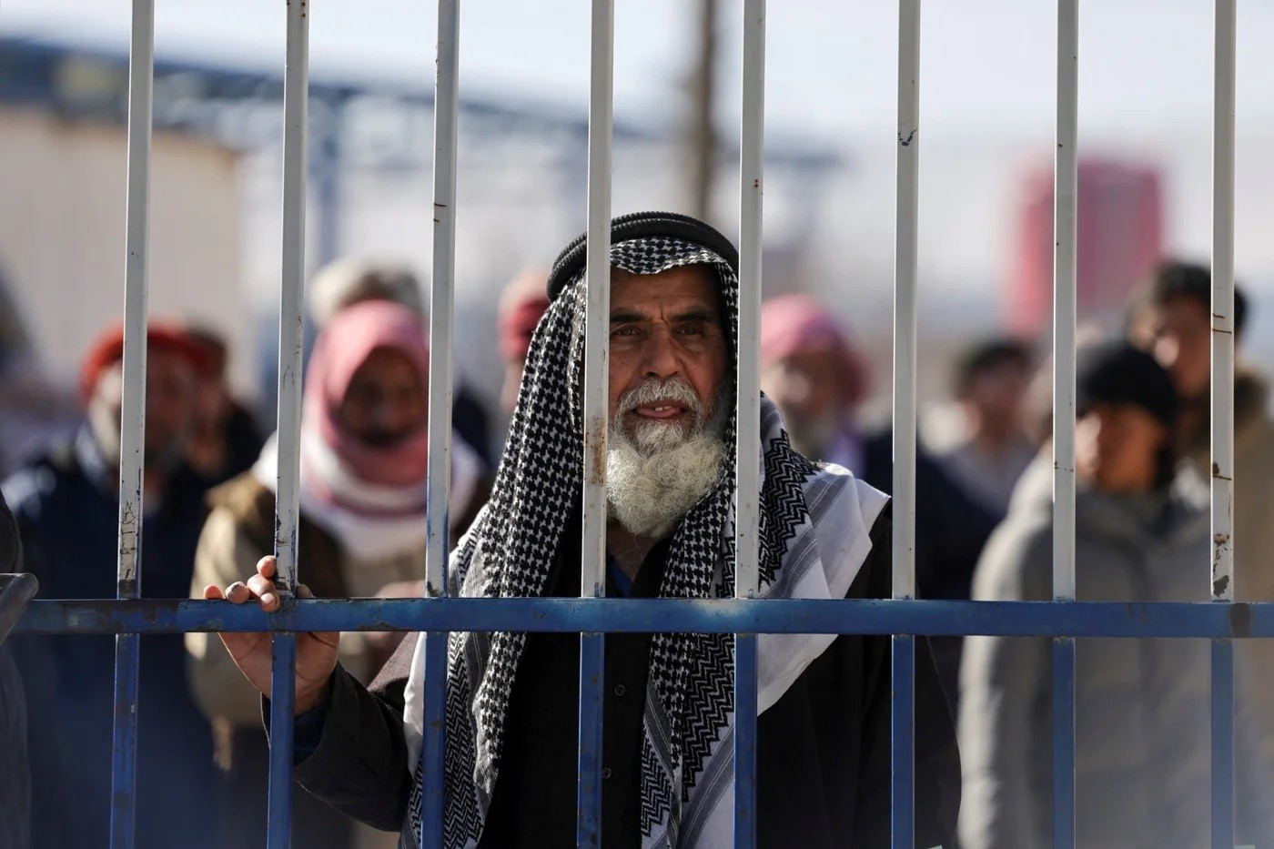 نقل سجناء داعش من سوريا إلى العراق: تصعيد أمريكي يهدد الأمن وحقوق الإنسان