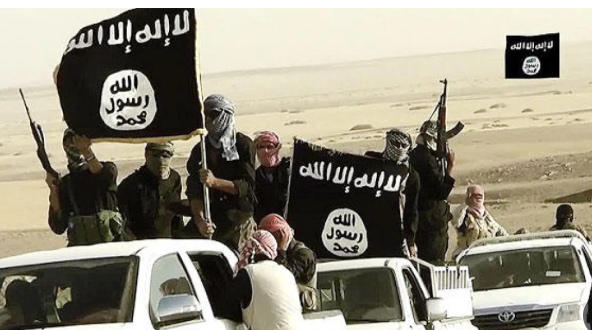 كيف يرتبط التوتر العسكري في دير الزور بترحيل آلاف الدواعش نحو الأراضي العراقية؟