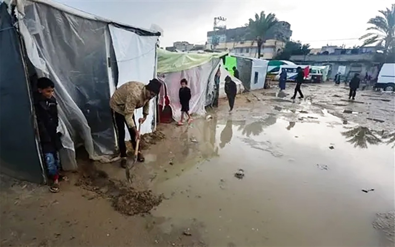 الطقس يكشف الجريمة: انهيار مبانٍ مدمَّرة يحصد أرواح فلسطينيين تحت مسؤولية الاحتلال