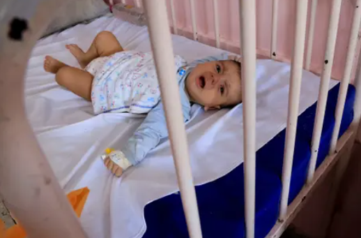 مدير مستشفى ناصر يحذر: سوء التغذية يمهد الطريق لتفشي التهاب السحايا بغزة