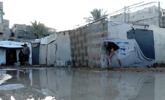 كارثة الشتاء في غزة: بلديات تعمل بلا إمكانيات ونازحون يغرقون في "خيام الموت"