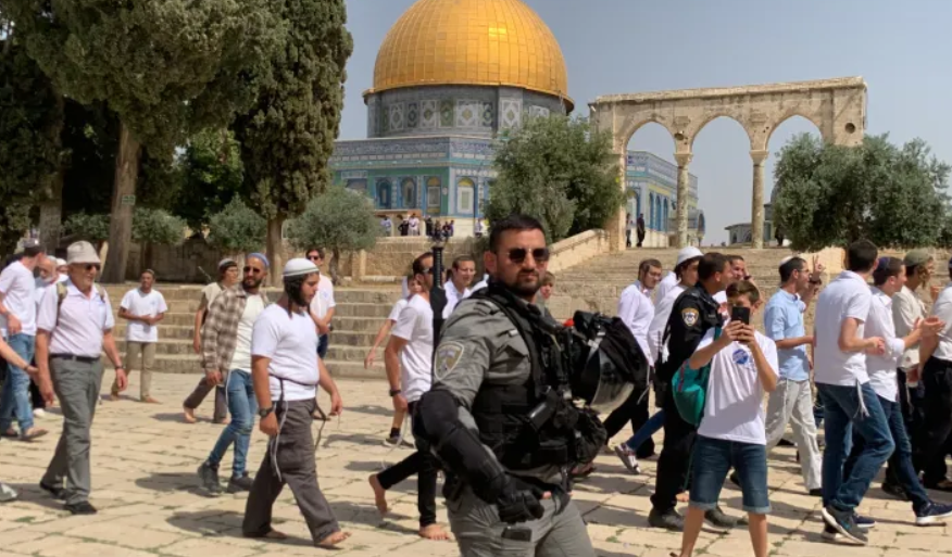 تصعيد خطير في القدس.. عشرات المستوطنين يقتحمون باحات المسجد الأقصى بحماية مشددة