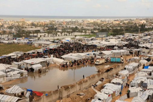 وسط غزة تحت النار.. 5 شهداء في غارة استهدفت منزلاً بدير البلح والحصيلة التراكمية تتجاوز 71 ألفاً