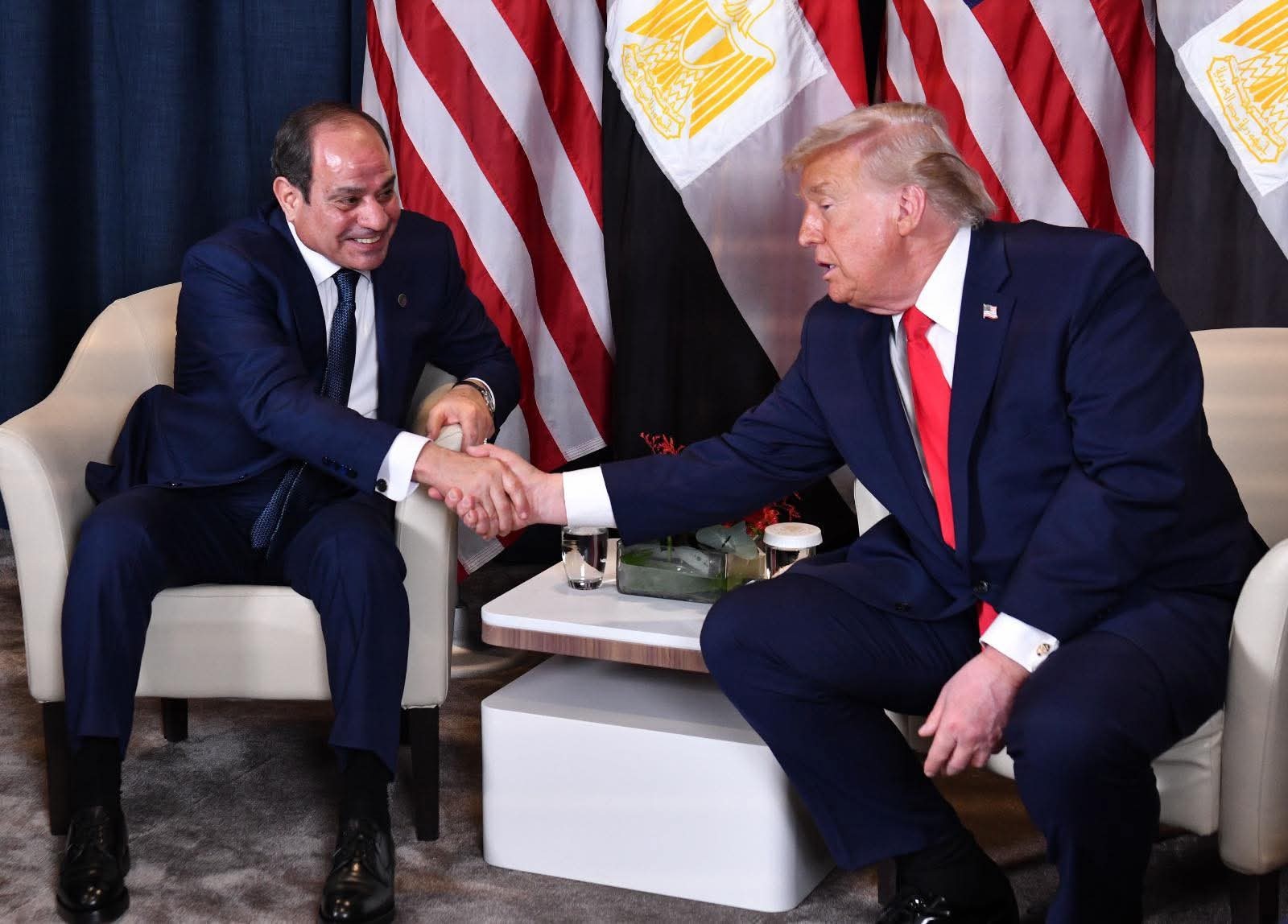 الرئيس الأمريكي، دونالد ترامب، والرئيس المصري، عبد الفتاح السيسي، يتناقشان حول الشؤون الإقليمية ومنها سد النهضة الإثيوبي في المنتدى الاقتصادي العالمي، دافوس، 21 يناير. المصدر «PBS NewsHour» على يوتيوب
