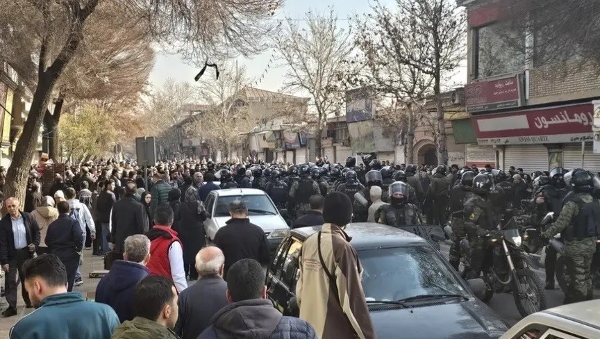 احتجاجات إيران: طهران تحذر من رد قاسٍ على أي هجوم أمريكي.. وإسرائيل ترفع التأهب