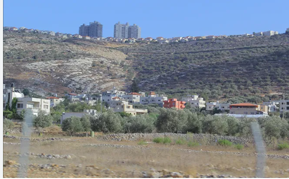 الاحتلال يبدأ دفن الموتى في مقبرة استيطانية على أراضي الزاوية غرب سلفيت