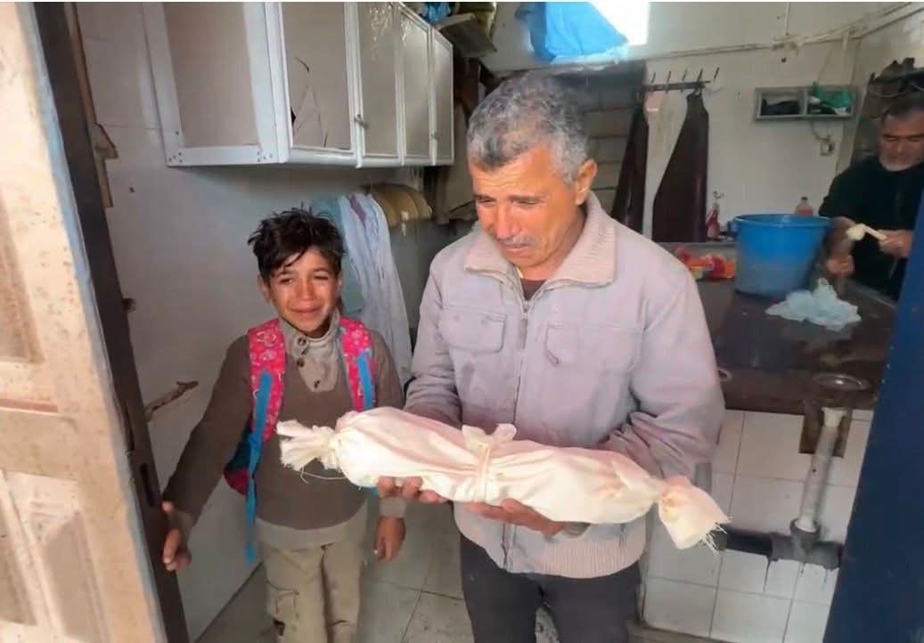 رضيع بعمر أسبوع يموت بردًا في غزة وسط صمت دولي مخز