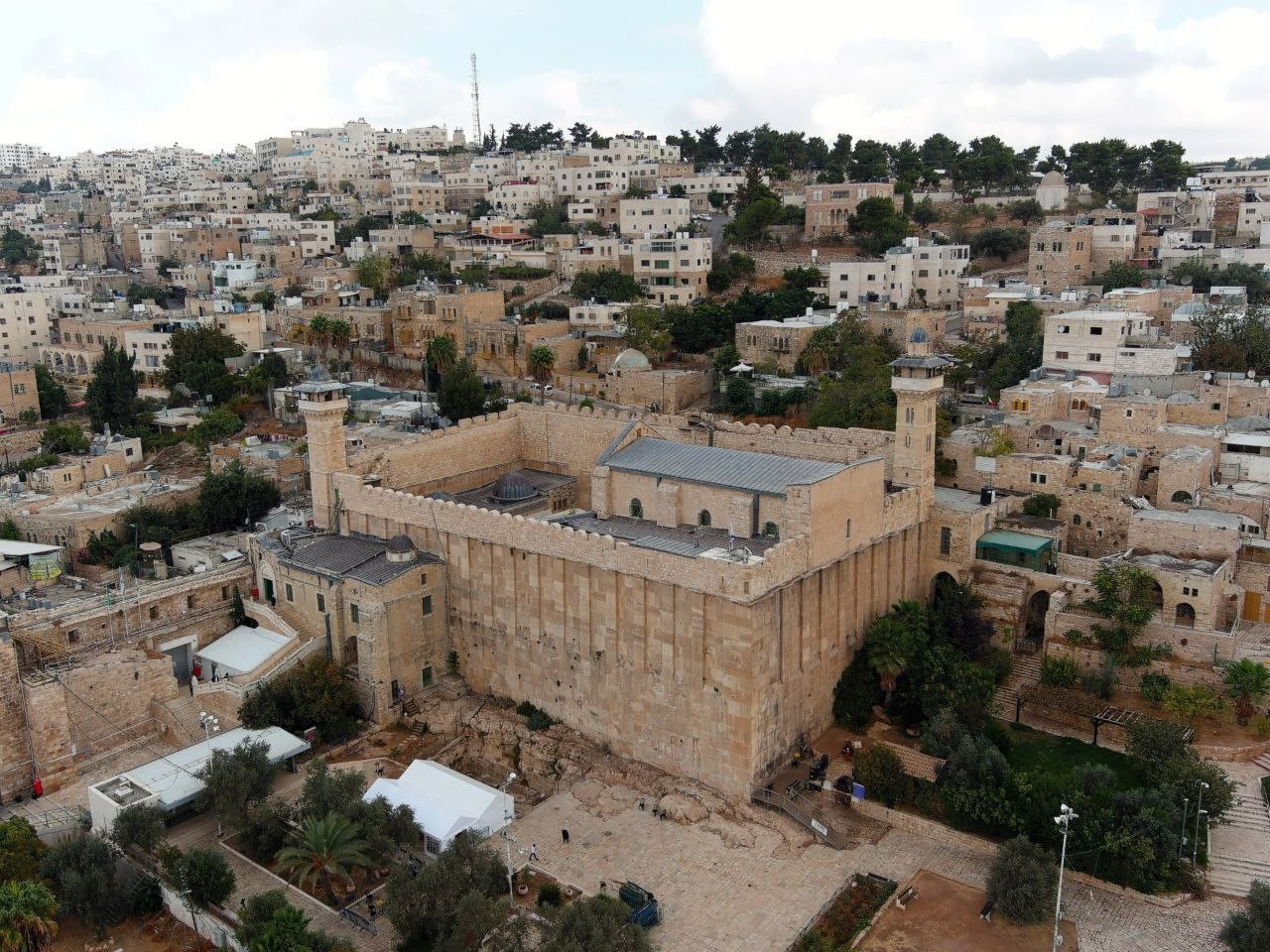 أبو سنينة يحذر: سحب صلاحيات المسجد الإبراهيمي تهويد ويهدد الهوية
