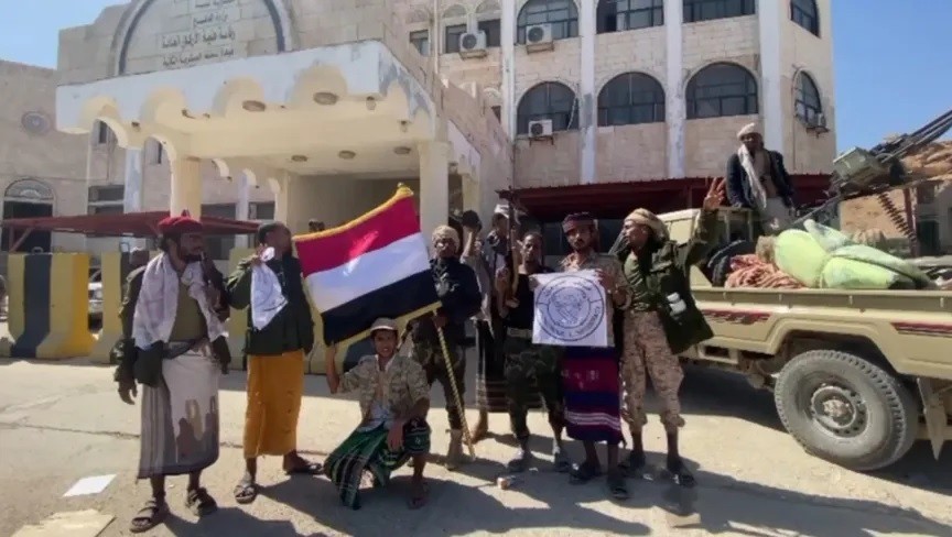 اليمن.. قوات درع الوطن تنتشر في المكلا عقب إحكام السيطرة على معسكرات حضرموت