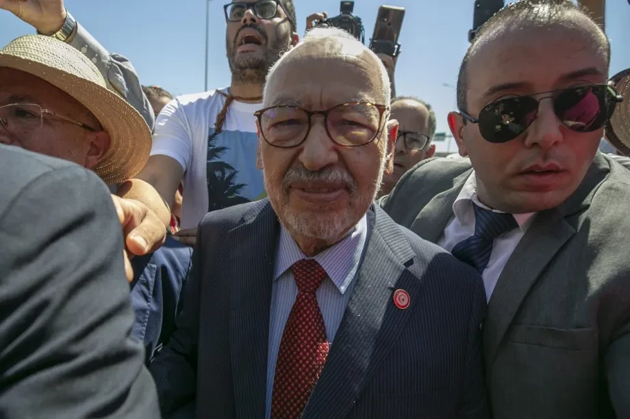 تونس: محكمة الاستئناف ترفع عقوبة سجن زعيم حركة النهضة الغنوشي لـ20 عاماً