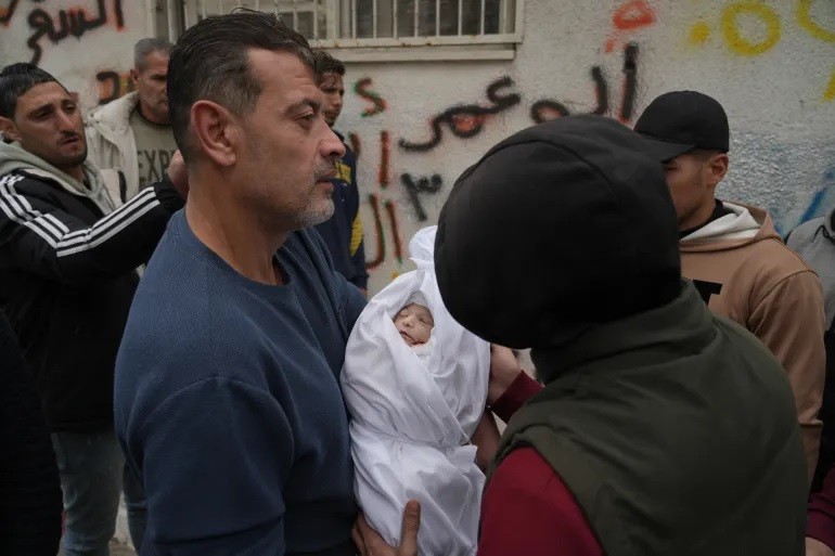 24 شهيداً في قصف صهيوني على غزة.. هل يتحول خرق التهدئة إلى استراتيجية دائمة؟