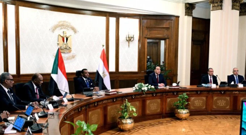 مدبولي وإدريس يبحثان سبل التخفيف من المعاناة الإنسانية واستعادة الحياة الطبيعية بالسودان
