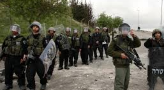 كيف يحول الاحتلال القرى الفلسطينية إلى ثكنات عسكرية عبر الحواجز والمصادرات؟