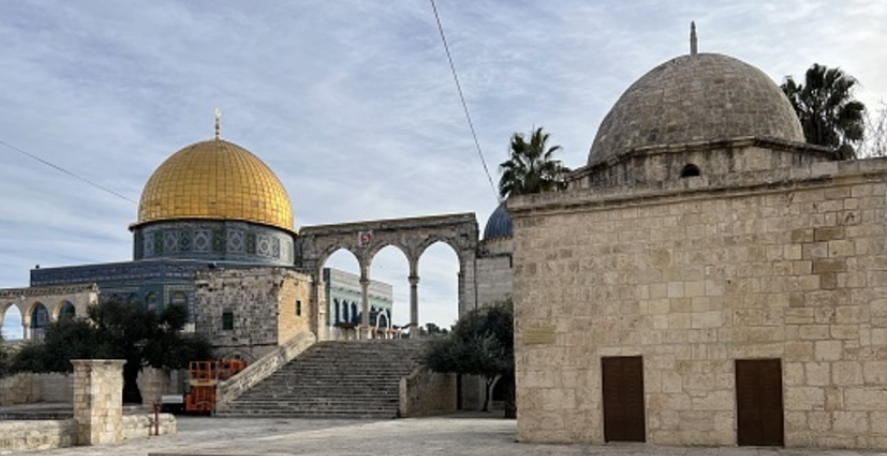 القدس والضفة تحت الحصار: الاحتلال يغلق الأقصى والإبراهيمي ويقطع أوصال المدن