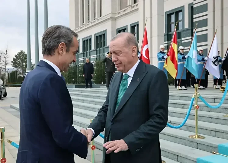 أردوغان يستقبل ميتسوتاكيس: أنقرة وأثينا بين احتواء التصعيد وترسيم الاشتباك البحري