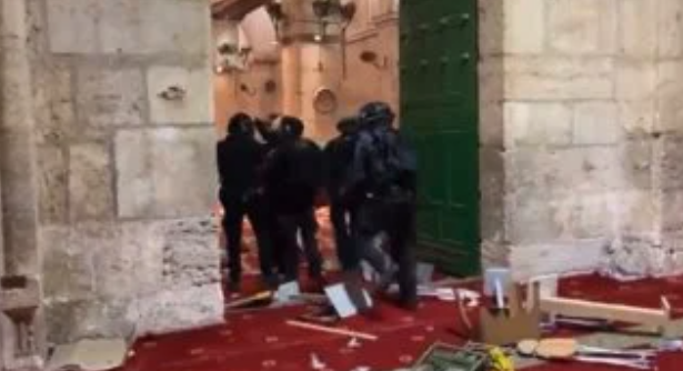 شرطة الاحتلال تعتقل إمام المسجد الأقصى الشيخ محمد العباسي من قلب باحات المسج