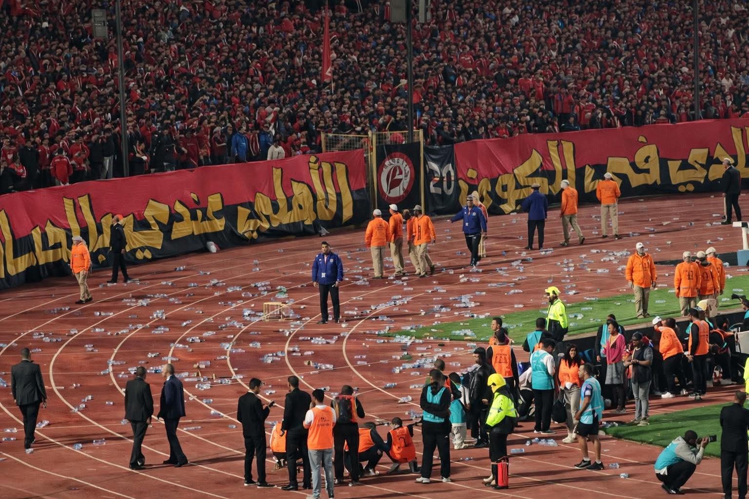 بعد شغب جماهير الأهلي في مباراة الجيش الملكي.. أول رد فعل من "الكاف"